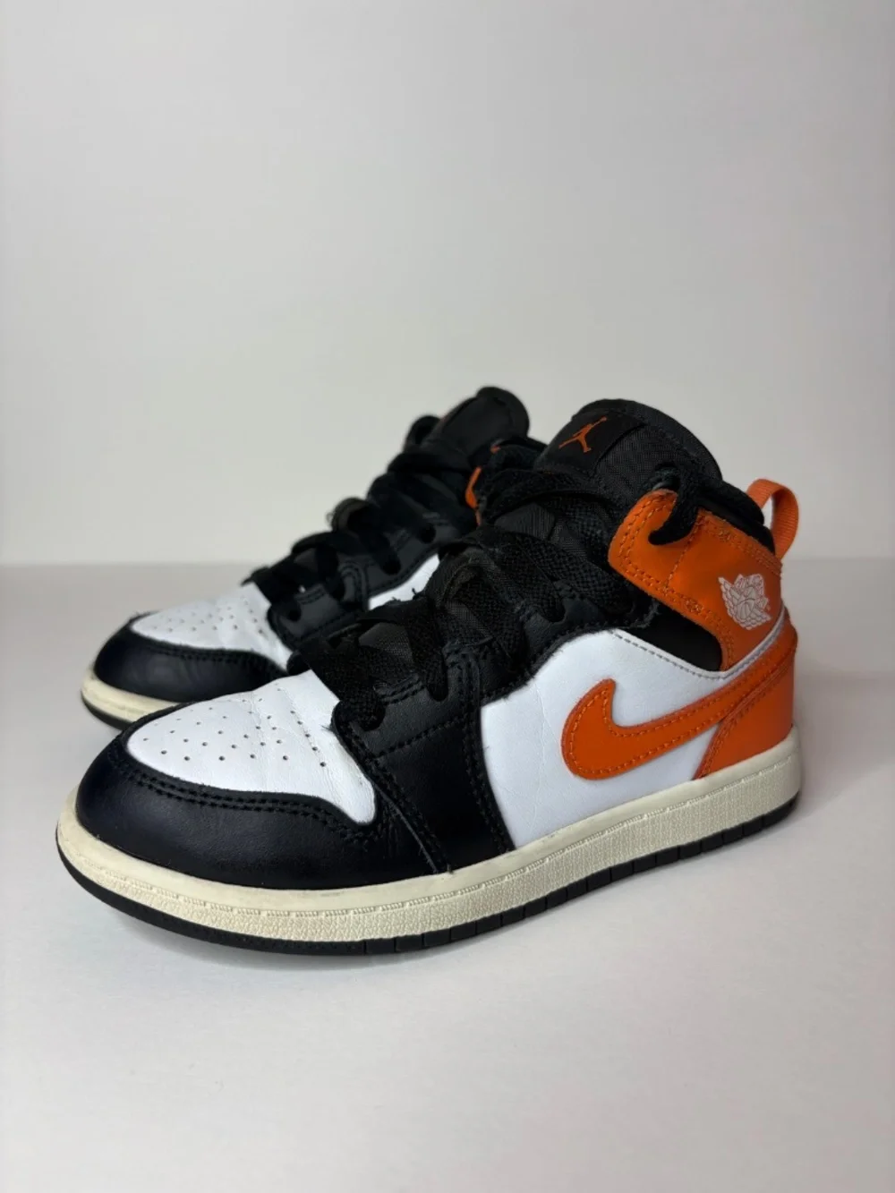 Air Jordan 1 Mid Black Toe Starfish air jordan